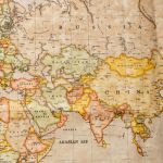 Mapamundi marrón plast.